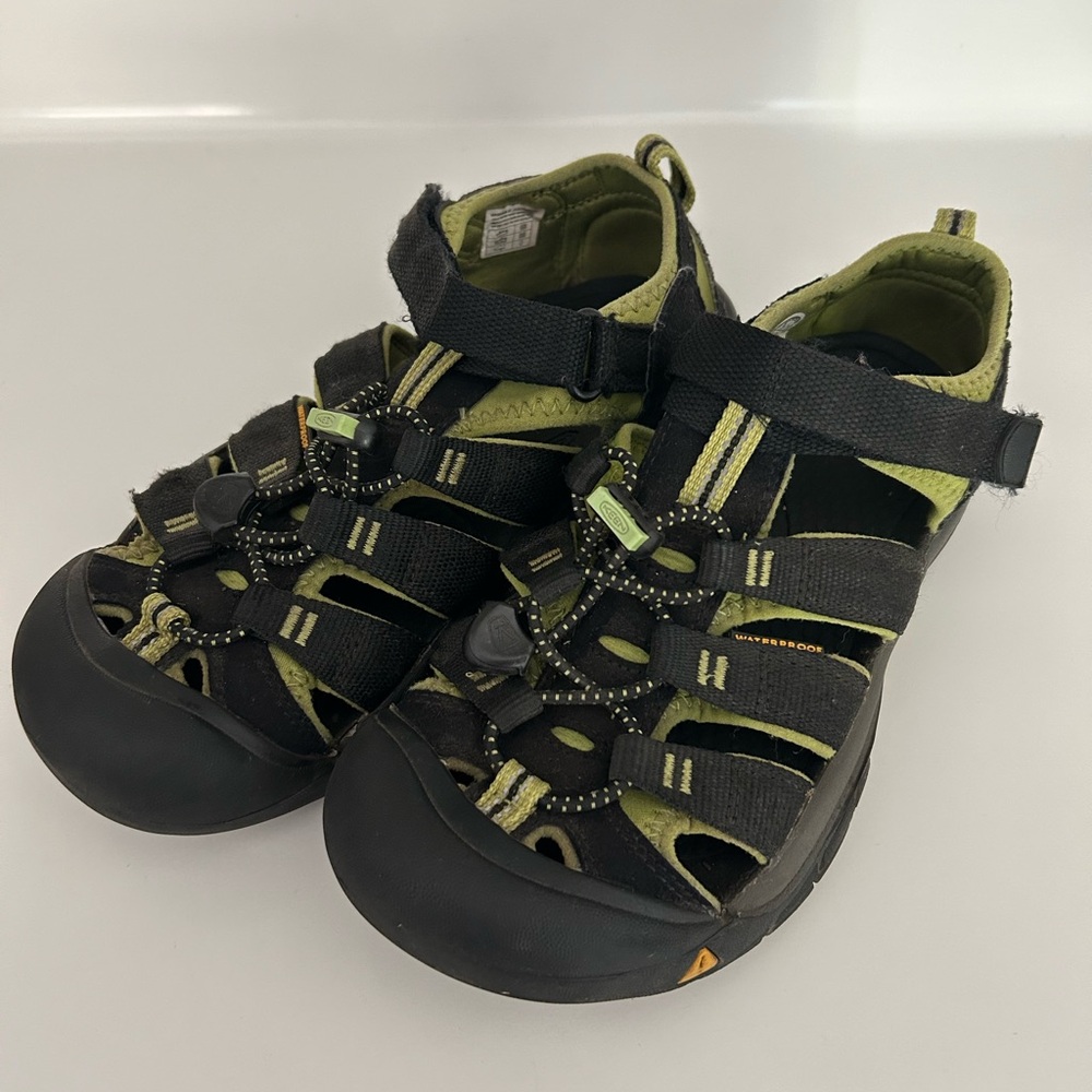 Keen Black/Green Water Sandals Size 5 boy